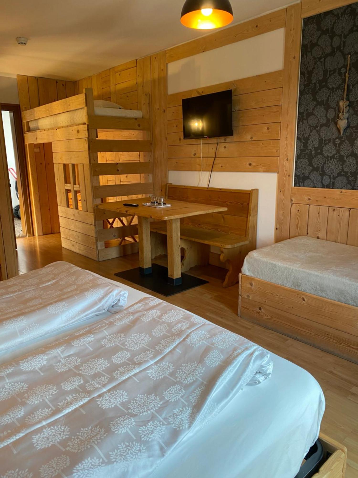 Hotel Almhof Innichen Exteriör bild